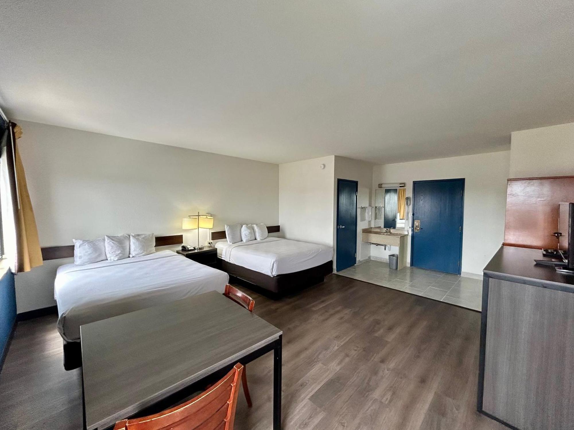 Отель Spark By Hilton Wichita East Экстерьер фото